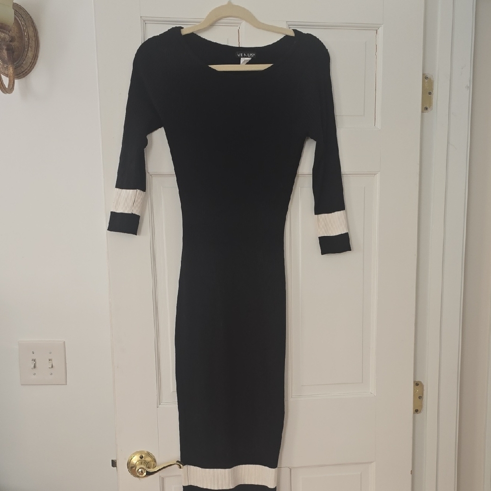 VENUS Black and White Long Sleeve Dress